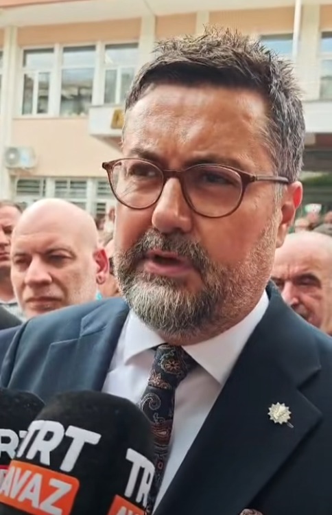Batı Trakya'da devletin atadığı müftüleri Çınar Camisi'ne sokmadıkları gerekçesiyle yargılanan 4 Türk azınlık mensubunun davası, adliye önündeki gergin protestolar ve yoğun destek eşliğinde ileri bir tarihe ertelendi.